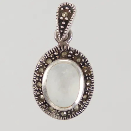 Hänge med vit opak sten och markasiter, längd inklusive ögla 22,5mm, bredd 12,4mm, Guldfynd, 925/1000 silver, Vikt: 3,5 g