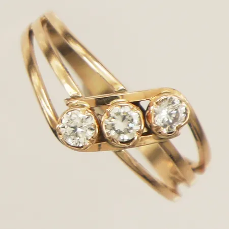 Ring med vita stenar stl:17¾ bredd 9,4mm ostämplat 14K Vikt: 2,1 g