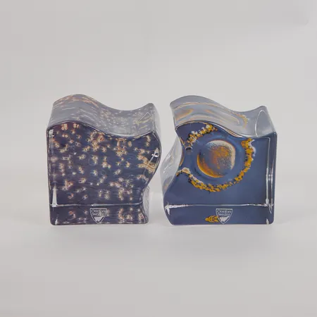 Konstglas i form av två pusselbitar, med Lennart Nilssons bilder av spermier och ägget, fotograferade i samarbete med forskare vid Karolinska Institutet Stockholm, mått ca 8x8x6cm, Orrefors. originalkartong Skickas med postpaket.