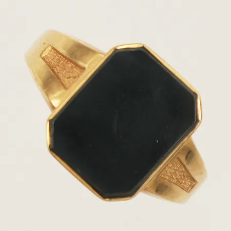 Ring med hematit stl:20¼ bredd 2,9mm 18K bruttovikt 5,4g Vikt: 5,4 g