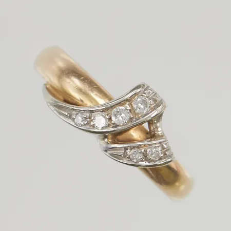 Ring stl17 bredd:2,6-7,6mm med små diamanter 18K 3,9g.