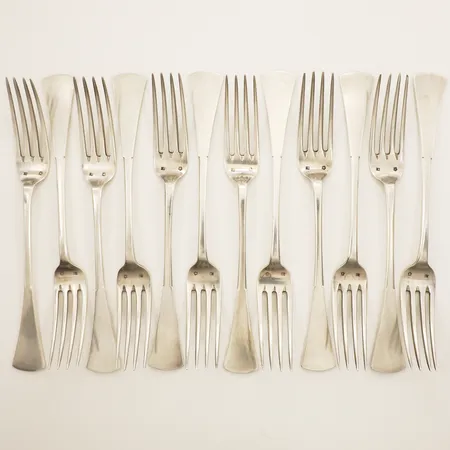 Tolv råttsvansgafflar 21cm monogramgravyr något skadade monogramgravyr i silverlinda silver Vikt: 850,4 g