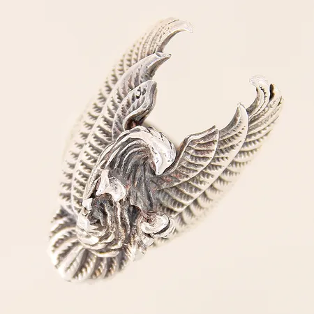 Ring med motiv av örn stl 19¼ bredd 4-37mm, spår av storleksändring, silver 925/1000 Vikt: 16 g