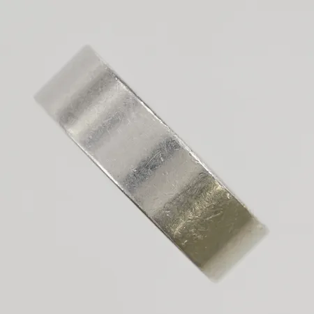 Ring stl 18,5 bredd6,9mm graverad platina Pt950 21,6g.