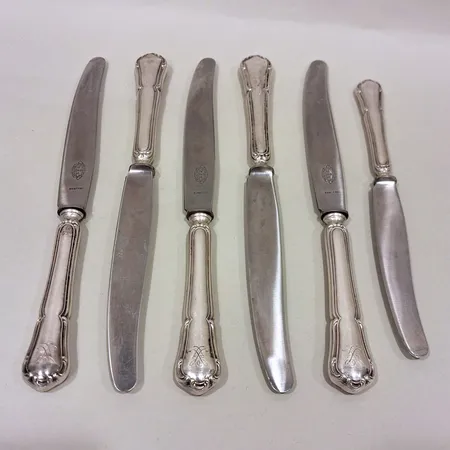 6st matknivar längd ca 21-25cm blad i rostfritt stål, monogram, olika storlekar silver 830/1000 Vikt: 404,2 g
