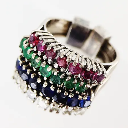 Ring med 4st sammansatta ringar stl:14¾  bredd 14mm diamanter 7x ca 0,04ct-0,05ct piqué samt nagg, färgade stenar med slitage och nagg, vitguld i behov av rodiering, 18K Vikt: 9,5 g