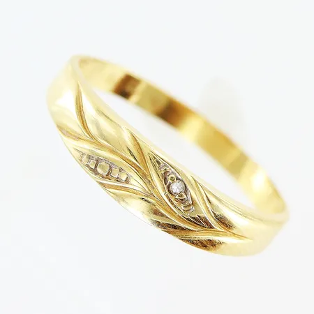 Ring stl:18 bredd 2-5mm, diamant 1 x ca 0,005ct, 8/8-slipad, skev skena, 18K Vikt: 1,6 g