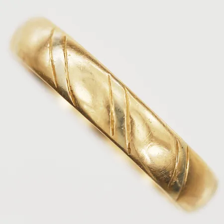 Ring stl 20, bredd 4,5mm, gravyr, lagning, 18K. Vikt: 4,4 g