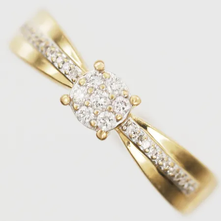 Ring med briljantslipade diamanter totalt 0,15ct enligt gravyr, tillverkad av Guldfynd AB, stl: 18½, 18K guld Vikt: 2,8 g