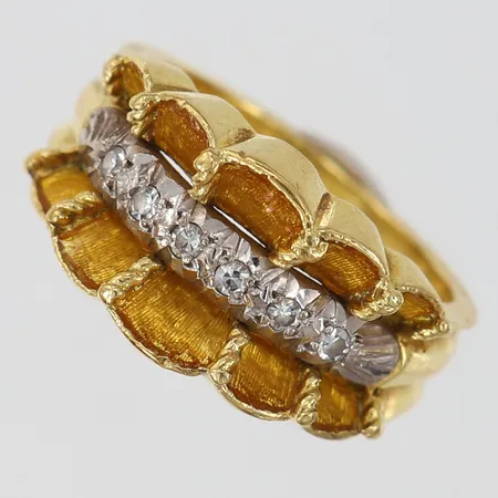 Ring med 8/8-slipade diamanter 6 x ca 0,02ct stl:16½ bredd 3,5-10,5mm ostämplat tvåfärgat 18K. Vikt: 8,3 g