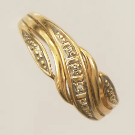 Ring med diamanter 4xca0,005ct stl:17¾ bredd 7,7mm smärre ojämnheter på skenan 18K Vikt: 2,1 g