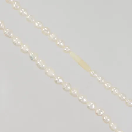 Pärlcollier med odlade sötvattenspärlor längd 43,5mm, bredd 6,3mm, plastlås.