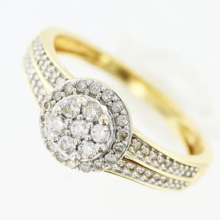 Ring Guldfynd stl:18 bredd 2-8mm diamanter 7 x ca 0,02ct briljantslipade, 54 x ca 0,005ct 8/8-slipade, 18K Vikt: 3,2 g