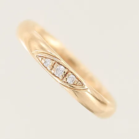 Ring med diamanter 2xca 0,005ct 1xca 0,01ct stl:17 bredd 3mm gravyr 18K Vikt: 2,7 g