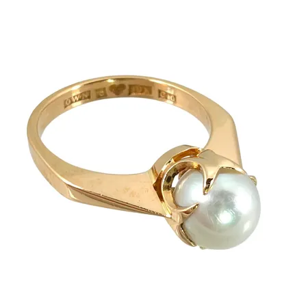 Ring i 18K guld med odlad Pärla Ø 7,5 mm, blåvit ton, Guldsmed Rolf Nilsson AB (OWN), Kristianstad, stl:17½ mm, skenans bredd 2 - 2,7 mm Vikt: 5 g