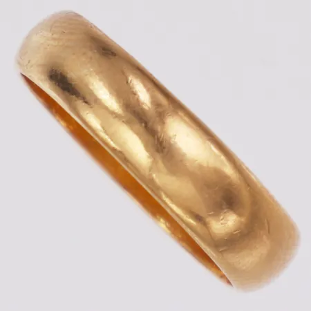 Ring slät stl: 17½ bredd ca 4,7mm 21K Vikt: 5,4 g