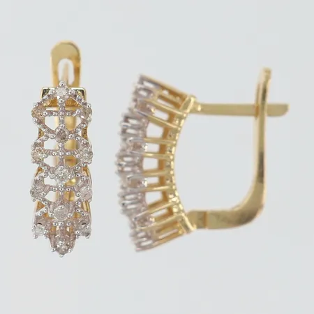 Ett par örhängen med diamanter ca 26 x 0,01ct ca 6x17mm, ena något lös stift, 14K Vikt: 3,6 g