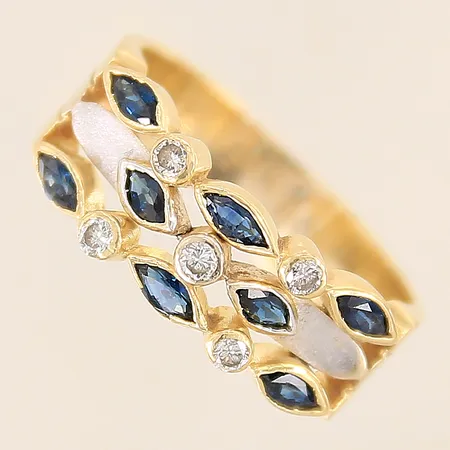 Ring med safirer samt diamanter 5xca 0,02ct stl:20 bredd: 5,7-7,7mm vitguldsdetaljer, safirer med nagg, skadade fattningar på samtliga 18K Vikt: 7,3 g