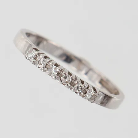 Ring med 8/8-slipade diamanter totalt 0,12ctv enligt gravyr stl:18 bredd 2,3mm vitguld 18K. Vikt: 2,6 g