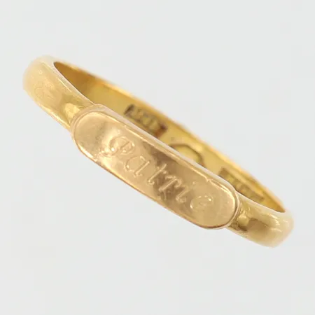 Ring stl:21¼ bredd 3-4mm gravyr 20K. Vikt: 5,4 g