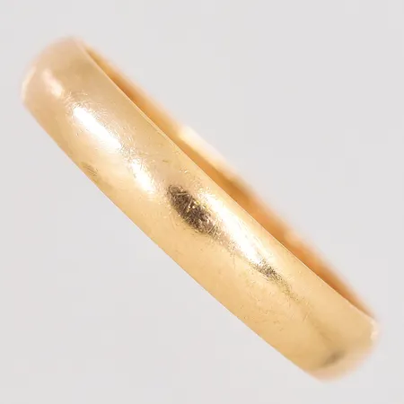 Ring stl:19¾ bredd 4mm graverad 18K Vikt: 3,3 g