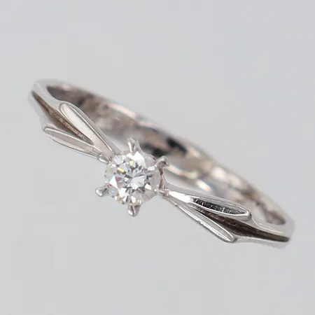 Ring med diamant 1 x 0,15ct enligt gravyr stl:18 bredd 2-4mm vitguld 18K. Vikt: 1,7 g