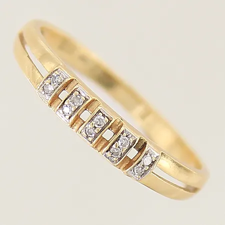 Ring med diamanter 10xca 0,005ct stl:19 bredd: 2,1-3,6mm GHA 18K Vikt: 2,7 g