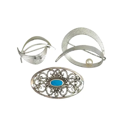 Broscher i silver, tre st, varierande mått, störst 37x39 mm Vikt: 16,3 g