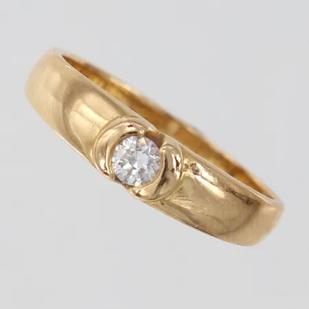 Ring med vit sten stl 18½ bredd ca 3-5mm repig 18K Vikt: 3,5 g