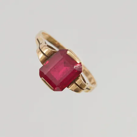 Ring, Ø17½, bredd:10mm, röd sten, 18K 2,9g.