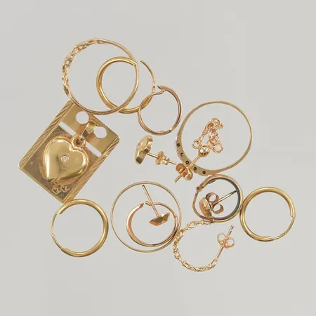 Diverse guld, skador och gravyr finns 18K 14,2g.