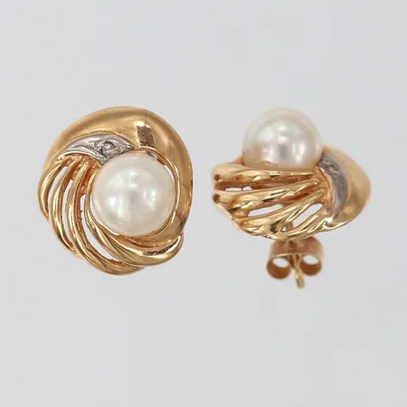 Ett par örhängen med odlade pärlor samt diamanter ca 2 x 0,0025ct pärla Ø7mm, bredd ca 14mm 18K Vikt: 3,5 g