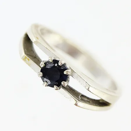 Ring med sten stl:16¼, bredd 2-5mm, vitguld i behov av rodiering, 375/1000, 9K Vikt: 3,2 g