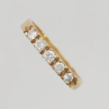 Ring stl16¼ bredd:2,6mm med 5 diamanter 0,25ctv 18K 2,7g.