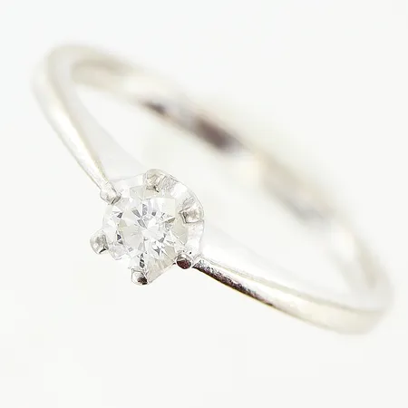 Ring Guldfynd stl:17¼ bredd 2-3,5mm diamant 0,20ct W/P enligt gravyr vitguld i behov av rodiering 18K Vikt: 2,9 g
