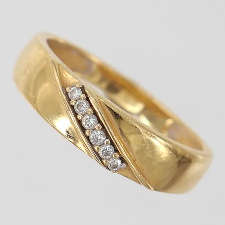Ring med diamanter stl:17½ bredd 2,5-5mm GHA 18K. Vikt: 2,9 g