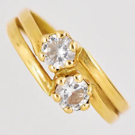 Ring med vita stenar stl:16¼ GHA 18K Vikt: 1,2 g