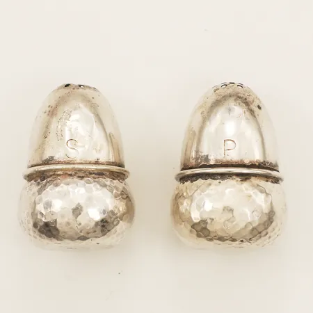Ett par salt och pepparströare höjd ca 40mm något buckliga 830/1000 silver Vikt: 23,7 g