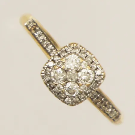 Ring med diamanter 33xca0,005-5xca0,02ct stl:16¾ bredd 2,1-7,3mm ojämnheter på skenan, flera diamanter saknas 18K Vikt: 2 g