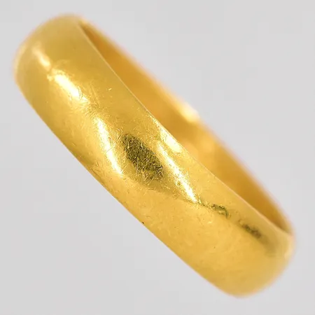 Ring stl:17¾ bredd 4,9mm graverad 23K Vikt: 5,2 g