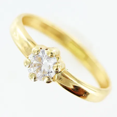 Ring stl 18 bredd 2,5-6mm vit sten 18K Vikt: 1 g