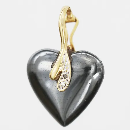 Hänge/påhänge med hematit samt åttkantsslipade diamanter, 2 x ca 0,005ct, höjd 25mm inklusive ögla, bredd 16mm, bruksslitage på hematiten, 18K guld, bruttovikt: 4,0gr Vikt: 4 g