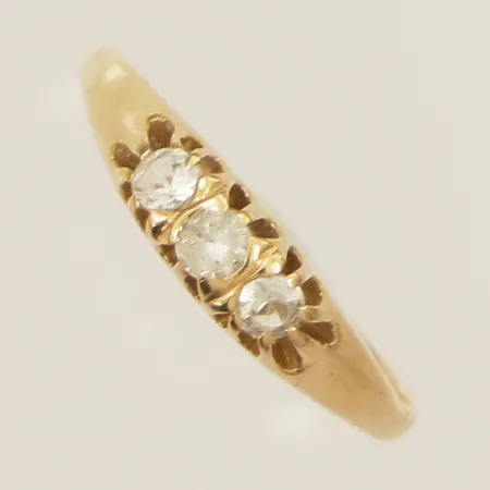 Ring med vita stenar stl:16¾ bredd 1,8mm 18K Vikt: 1,9 g