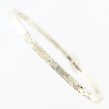 Armring Liljeroths juvelform Claes Liljeroth Malmö 1975, Ø65mm, bredd 4x4mm hammrad, silver 925/1000 Vikt: 32,1 g