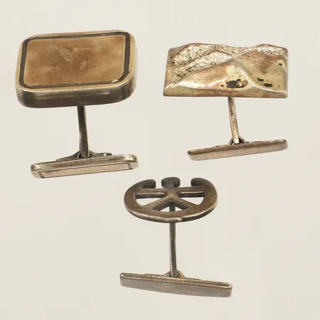 Tre udda manschettknappar silver 830-925/1000 Vikt: 15,3 g