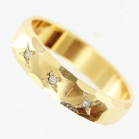 Ring stl:19½ bredd 4,5mm diamanter 3 x ca 0,005ct 8/8-slipade, 18K Vikt: 5 g