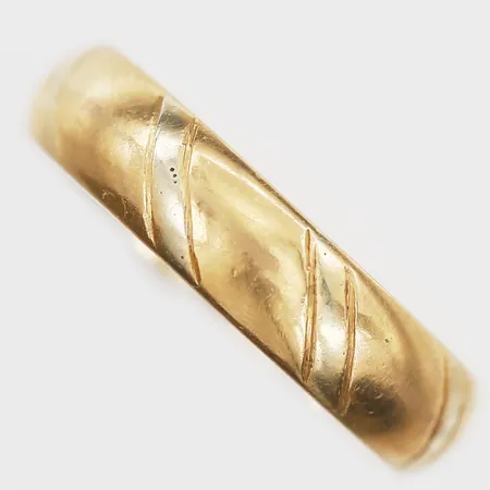 Ring stl 17, bredd 55mm, gravyr, 18K. Vikt: 4 g