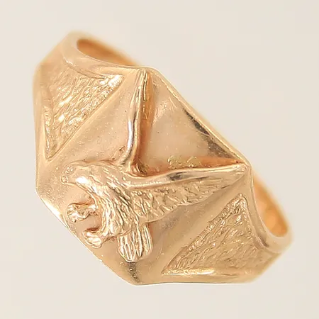Ring med dekor av örn stl: 19½ bredd: 3,7-12mm 18K Vikt: 5,6 g