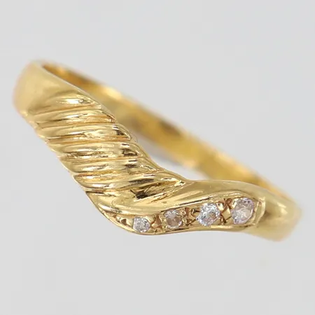 Ring med vita stenar stl:17¼ bredd 2-5mm 18K. Vikt: 2,2 g