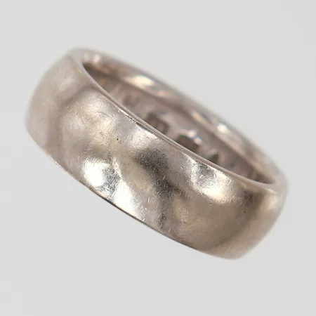 Ring slät stl:15¾ bredd 6,2mm gravyr vitguld 18K. Vikt: 9,3 g